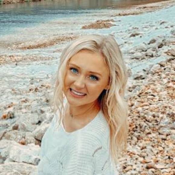 Meet your Posher, Abigail - Picture 2 of 4